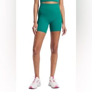 BANDIER Center Stage 6in Biker Short- Aventurine l Medium